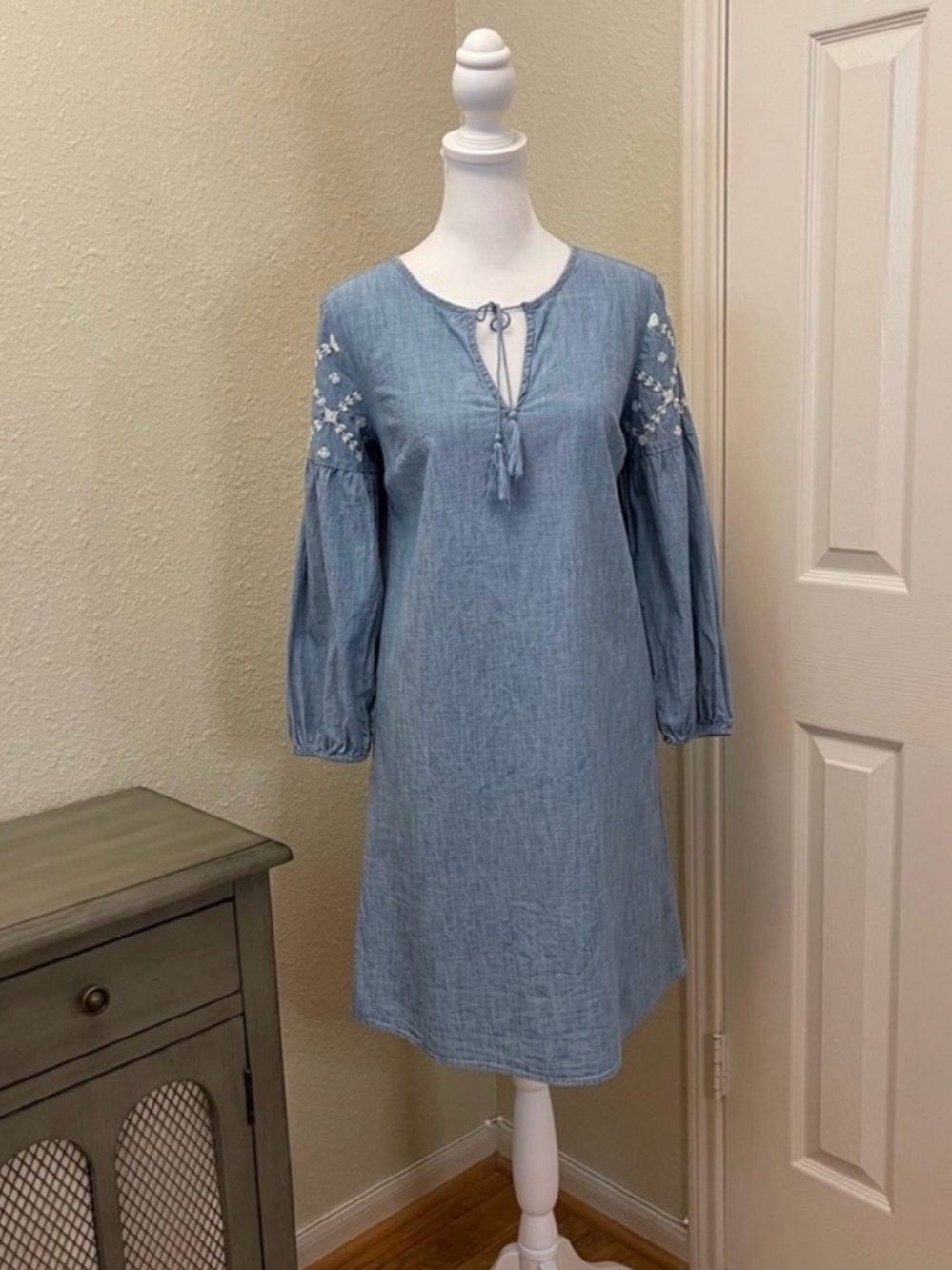 Old Navy Embroidered Long Sleeve Boho Blue Denim A-Line Split Neck Shift Dress S - Picture 13 of 13